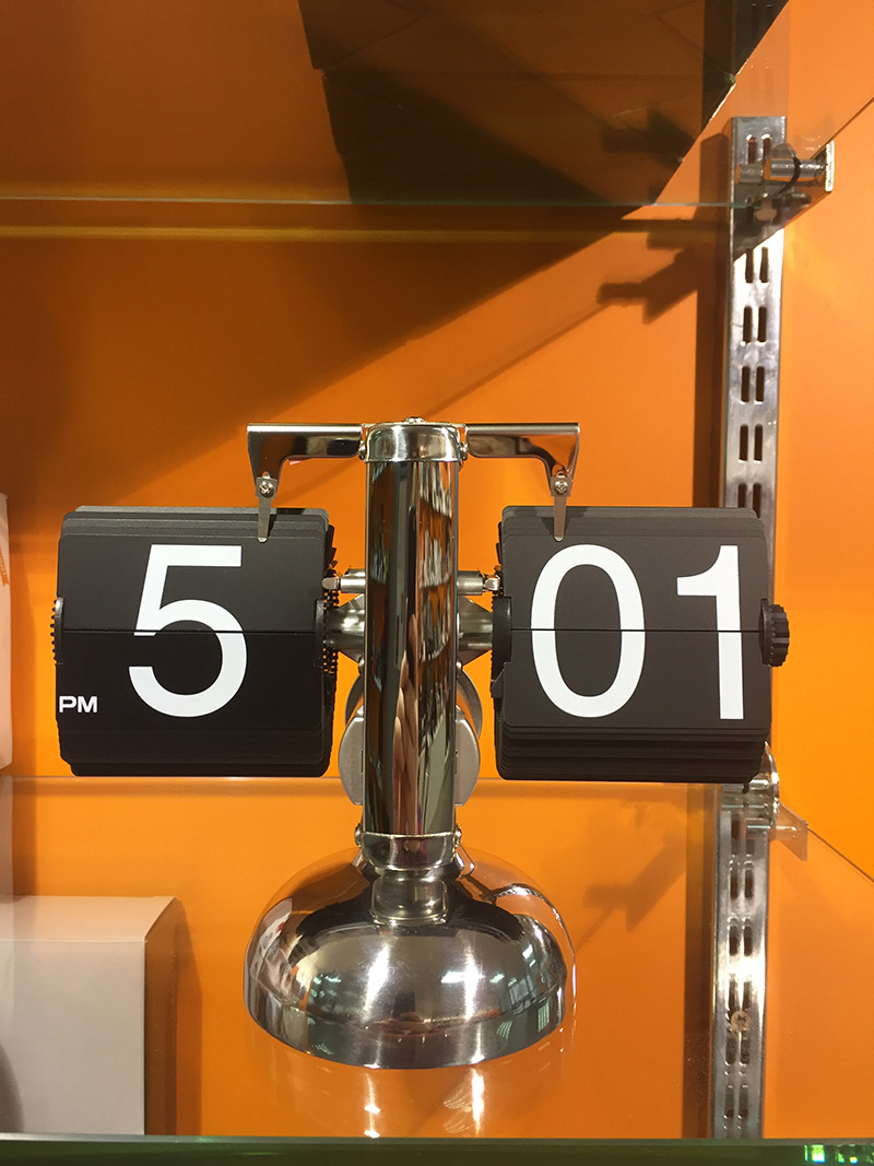 06898885 Часы с перекидным табло